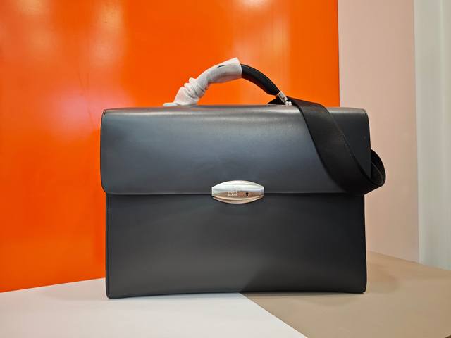 顶级专柜老鼠狠货2025最新火爆款万宝龙不锈钢密码锁手提公文包火爆款大量出货啦,叫嚣专柜货顶级原单货纸上谈兵吹牛皮的咱不会，请让狠货说话。款式可以复制抄袭，材料