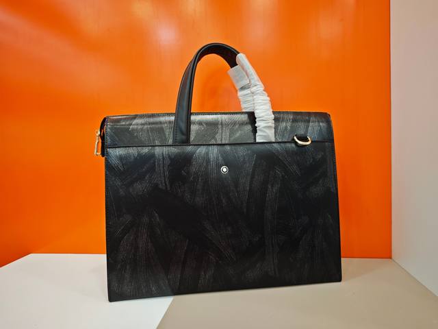 顶级专柜老鼠高端狠货2025最新火爆款万宝龙进口头层牛皮手提公文包火爆款大量出货啦,叫嚣专柜货顶级原单货纸上谈兵吹牛皮的咱不会，请让狠货说话。款式可以复制抄袭，