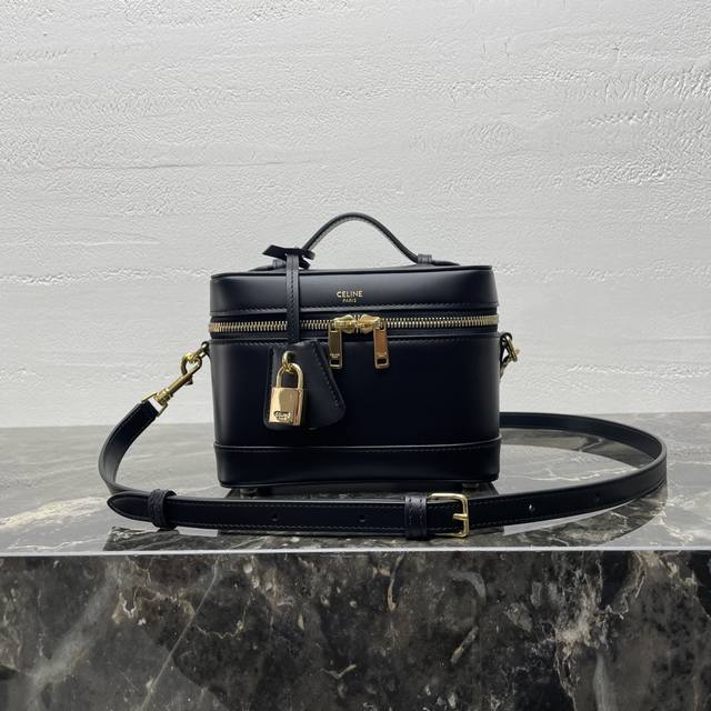 Vanity 化妆盒袋 今季在手袋系列焕发新意，化妆袋实用百搭而精致， 大小做得很好哦！尺寸7 X 5 X 7英寸 18 X 12 X 18厘米 天然小牛皮：最