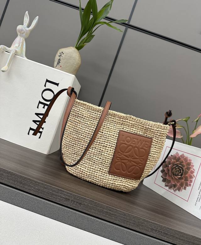 Lowslit Pochette 是小巧的日常包款，包身采用柔软的手工编织拉菲草，搭配简约牛皮革肩带。此手袋在西班牙使用由马达加斯加工匠种植、收获、晒干并手工编