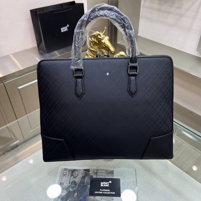 最新款来袭Montblanc International 万宝龙 公文包，进口顶级头层原版花皮 手感舒适 简单大气的Logo 高端休闲版型 品质气质同步而行 型