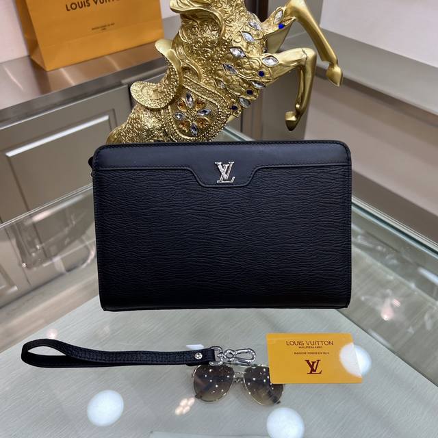 9Louis Vuitton 路易威登 高级定制 男士手包系列 进口牛皮配密码锁，资深裁缝 立体剪裁完美版型 上手效果极佳 设计理念独特，献给绅士的你。实物拍摄