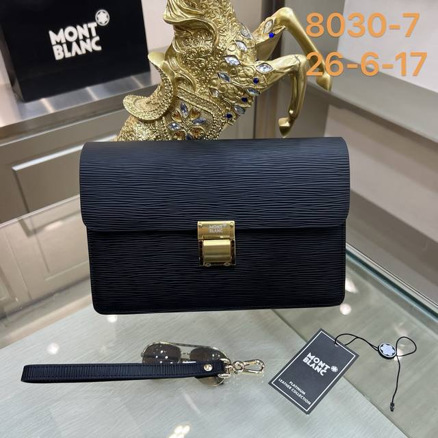 Montblanc万宝龙8030-7 万宝龙新款男士手拿包，采用进口水波纹牛皮制作，搭配顶级五金配件，带全新按键锁，在手拿包系列中实属佼佼者。商务人士与潮流达人