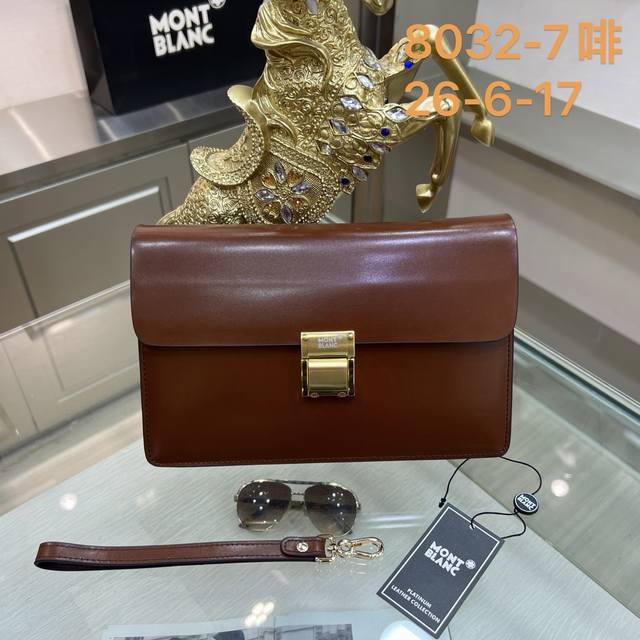 Montblanc万宝龙8032-7 万宝龙新款男士手拿包，采用进口定型牛皮制作，搭配顶级五金配件，带全新按键锁，在手拿包系列中实属佼佼者。商务人士与潮流达人皆