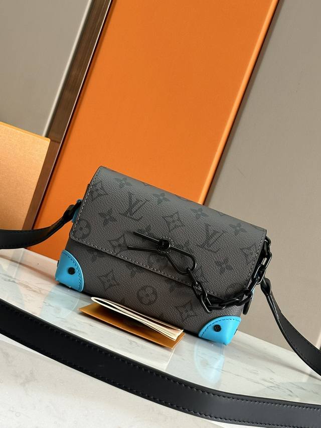 顶级原单原版开发，全钢五金 本款 Steamer 迷你手袋融合 Monogram Eclipse Reverse 帆布和牛皮革饰边，释放悠然夏日气息。可调节肩带