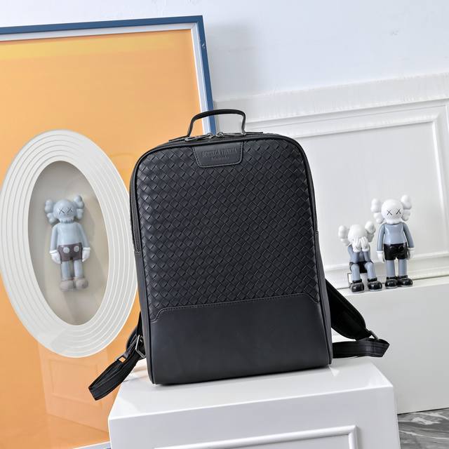 Bv葆蝶家升级版 Bottega Veneta最新款Bv双肩包 官网同步 采用顶级皮料 手感柔软舒适超赞 专柜原装乌钢五金专用里布 尺寸:27X16X38Cm Bv葆蝶家升级版 Bottega Veneta最新款Bv双肩包 官网同步 采用顶级皮料 手感柔软舒适超赞 专柜原装乌钢五金专用里布 尺寸:27X16X38Cm