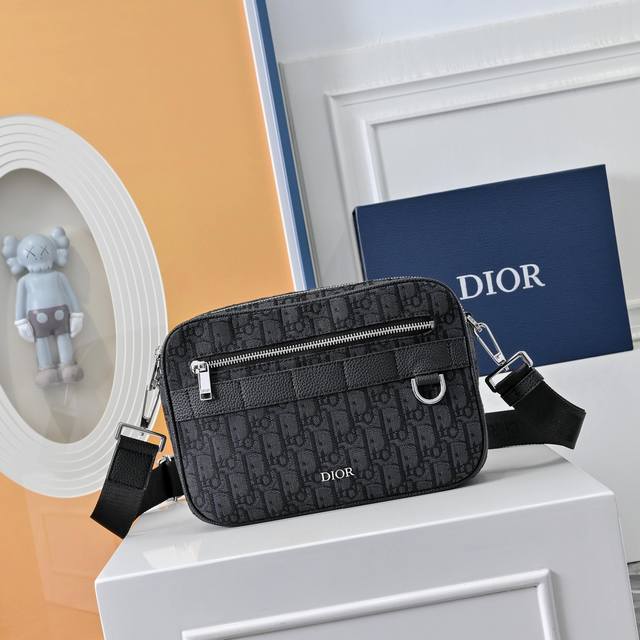 配全套折叠礼盒 大号 这款经典的 Safari 手袋是二零二三冬季男装系列新品，搭配肩带，宽大而实用。采用米色和黑色 Oblique 印花面料精心制作，饰以黑色