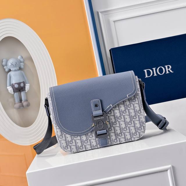 配全套折叠礼盒 这款马鞍包搭配肩带,是本季新品,精巧时尚。饰以蓝色和蓝色 Oblique 印花,粒面牛皮革翻盖突显马鞍轮廓,以铝扣点缀。内部隔层宽敞,搭配贴袋, 配全套折叠礼盒 这款马鞍包搭配肩带,是本季新品,精巧时尚。饰以蓝色和蓝色 Oblique 印花,粒面牛皮革翻盖突显马鞍轮廓,以铝扣点缀。内部隔层宽敞,搭配贴袋,