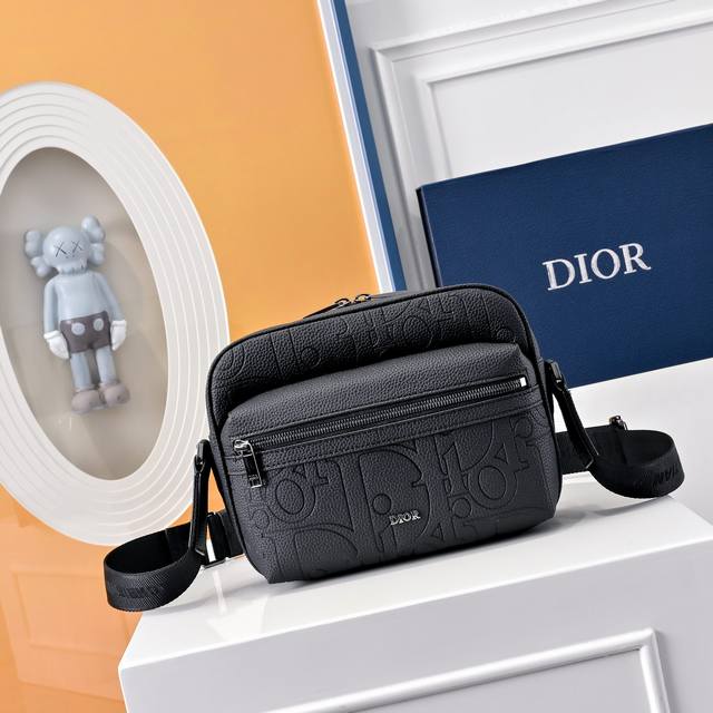 配全套折叠礼盒 这款马鞍手拿包附有肩带,是二零二三春季男装系列推出的新款单品,采用时尚的设计,彰显精致的优雅气质,为经典的马鞍系列提升格调。采用提花面料精心制作 配全套折叠礼盒 这款马鞍手拿包附有肩带,是二零二三春季男装系列推出的新款单品,采用时尚的设计,彰显精致的优雅气质,为经典的马鞍系列提升格调。采用提花面料精心制作