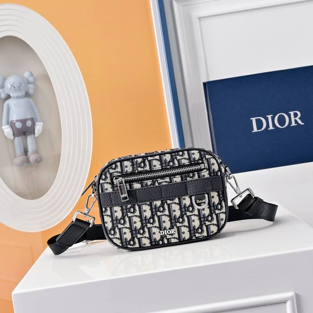 配全套折叠礼盒 这款经典的 Safari 信使包附有肩带,实用精巧,是二零二三冬季男装系列新品。采用米色和黑色 Oblique 印花面料精心制作,饰以黑色粒面牛 配全套折叠礼盒 这款经典的 Safari 信使包附有肩带,实用精巧,是二零二三冬季男装系列新品。采用米色和黑色 Oblique 印花面料精心制作,饰以黑色粒面牛