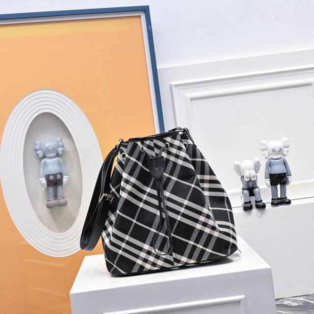 折叠盒 新款格纹水桶包真的很好背，肩带可以调节，单肩也可以斜挎，自重很轻，巨能装，经典格纹花色经久不衰，尺寸29*28
