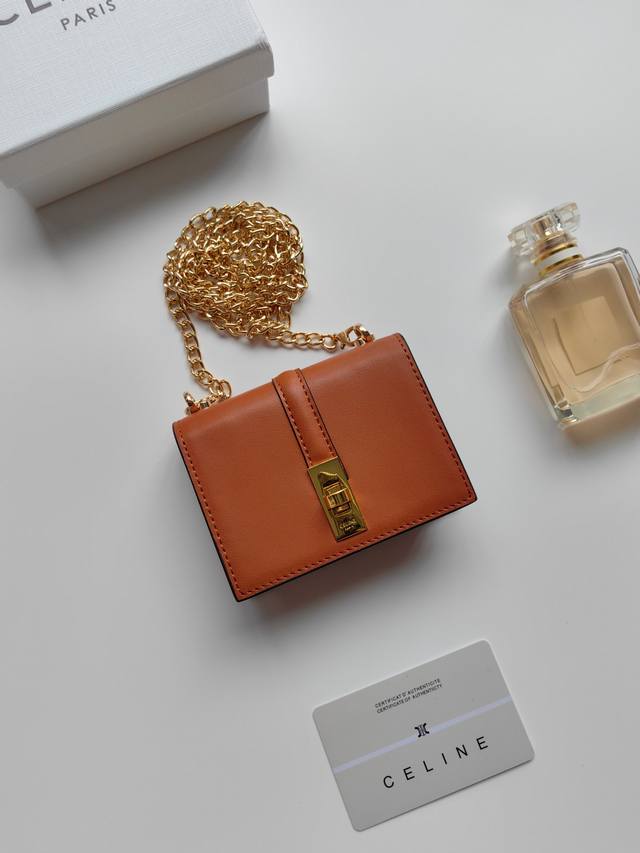 Celine最新链条卡包，Triomphe翻盖链条卡包，可斜挎，经典花纹内配平纹超纤，旋转锁扣开合，1个加厚主隔层，2个内侧卡槽。 编号:10M472 尺寸:1