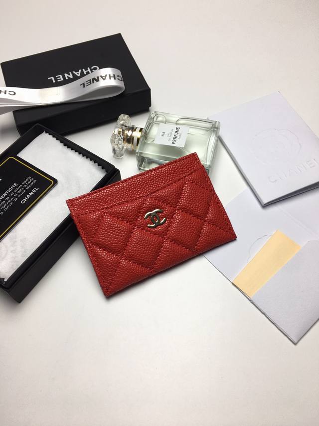 Chanel 香奈儿专柜款卡包款号:A 鱼子酱 尺寸:7.5×11.2×0.5Cm 外鱼子酱牛皮+内里羊皮+金色五金做工精细 品质高端 配件齐全