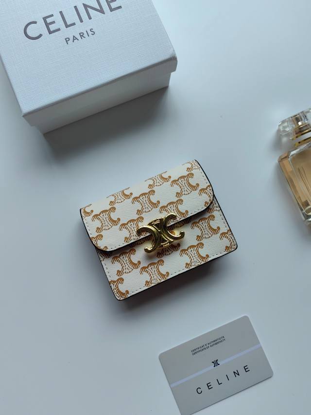 Celine新款卡包，Triomphe名片包，经典花纹大面内配平纹超纤，金色饰面Triomphe金属按扣开合，1个加厚主隔层，3个内侧卡槽。 编号:10N063