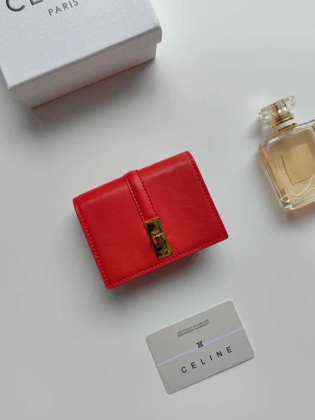 Celine新款卡包，Triomphe翻盖卡包，经典花纹大面内配平纹超纤，旋转锁扣开合，1个加厚主隔层，2个内侧卡槽。 编号:10M473 尺寸:10.5X8.