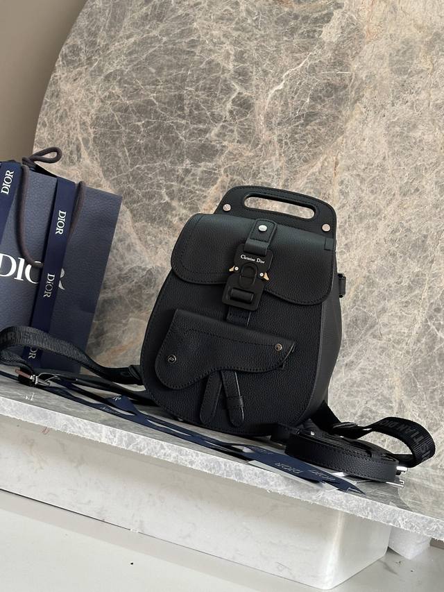 P 最新款 D家 马鞍双肩包新款 黑色粒面触感小牛皮和黑色缝线肩背包 Saddle和Christian D1Or带扣细节黑色提花可调节肩背带和Cd带扣 肩背与手