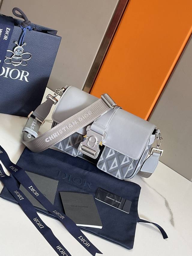 P 顶级原单 这款 Dior Hit The Road 手袋搭配肩带，是本季新品，将现代风格与 Dior 的高订精神融为一体。采用灰色 Cd Diamond 图