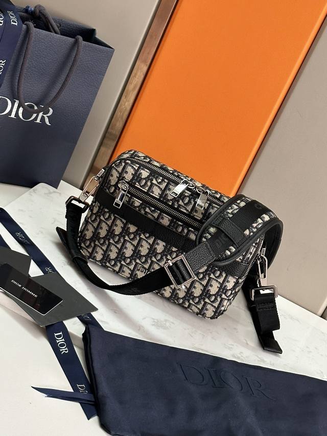 配原版盒子 ［枪色五金］今年最新款相机包La Dior. Homme老花相机包 标志性经典元素Oblique老花帆布系列，相机包真的是一款特别的存在满满的时代感