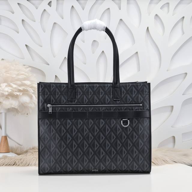 Dior-迪奥专柜最新款手提包 购物袋官网同步 原单品质 这款Safari手袋是本季新品 采用迪奥黑Cd Diamond 图案帆布精心制作 手感超赞 正面饰以D Dior-迪奥专柜最新款手提包 购物袋官网同步 原单品质 这款Safari手袋是本季新品 采用迪奥黑Cd Diamond 图案帆布精心制作 手感超赞 正面饰以D