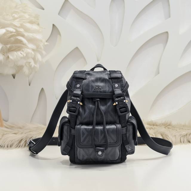 Dior-迪奥专柜最新款迷你双肩背包官网同步 原单品质 这款Dior Hit The Road 迷你背包包是本季的全新款式 将现代风格与Dior的高订精神融为一