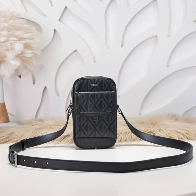 Dior-迪奥专柜最新款信使包 手机包官网同步 原单品质 这款Dior Hit The Road 信使包是本季的全新款式 将现代风格与Dior的高订精神融为一体