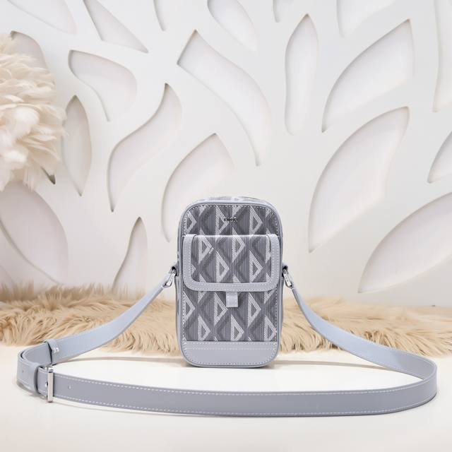 Dior-迪奥专柜最新款信使包 手机包官网同步 原单品质 这款Dior Hit The Road 信使包是本季的全新款式 将现代风格与Dior的高订精神融为一体