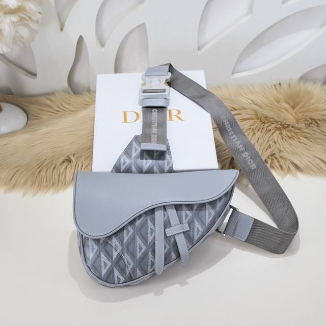 Dior-迪奥专柜最新款男士马鞍包官网同步 原单品质 这款马鞍包以迪奥灰帆布全新演绎经典版型 饰以Cd Diamond 图案 搭配迪奥灰光滑牛皮革 磁性翻盖和隐