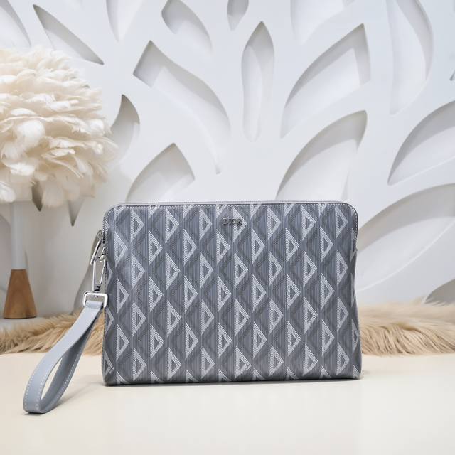 Dior-迪奥专柜最新款男士手拿包官网同步 原单品质 这款Dior Lingot 手包是本季新品 别具一格 结构分明 采用迪奥灰Cd Diamond 图案帆布精