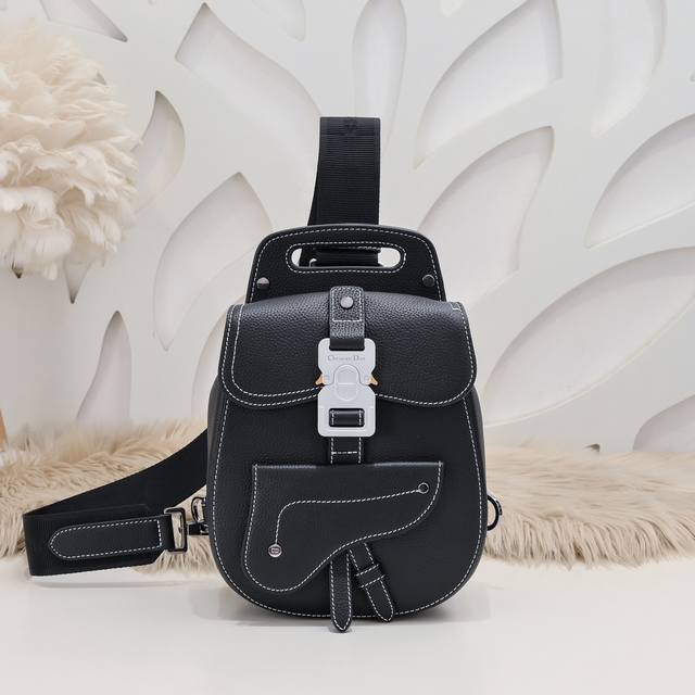 Dior-迪奥专柜最新款马鞍单肩包官网同步 迷你单肩款 原单品质 采用黑色粒面牛皮精心制作 皮质柔软 手感超赞 时尚设计 突显马鞍风格 正面设有贴袋 可收纳各种
