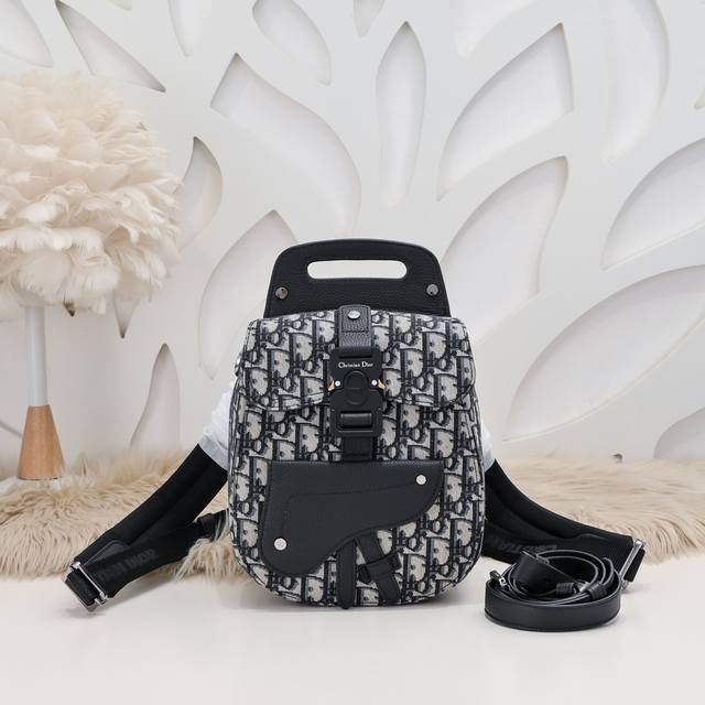 Dior-迪奥专柜最新款马鞍双肩背包官网同步 迷你双肩款 原单品质 采用米色和黑色Oblique 印花 搭配粒面牛皮精心制作 皮质柔软 手感超赞 时尚设计 突显