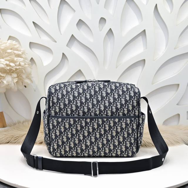 Dior-迪奥专柜最新款母婴包 斜挎包官网同步 原单品质 采用标志性的Oblique 印花帆布制作 宽大的开口 双向拉链开合以及婴儿车紧固系统设计 正面和背面带