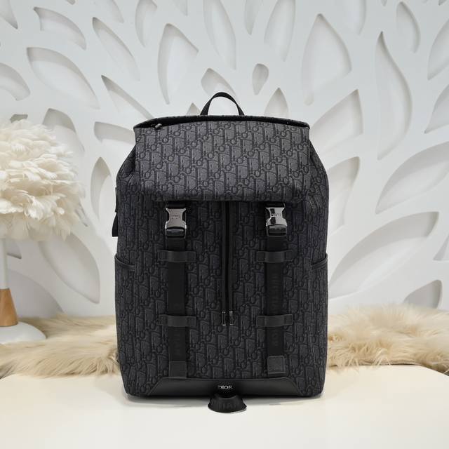 Dior-迪奥专柜最新款Expolorer双肩背包 从登山运动的准则汲取灵感 重新诠释高端风范官网同步 152-27 采用标志性的米色和黑色提花Oblique印