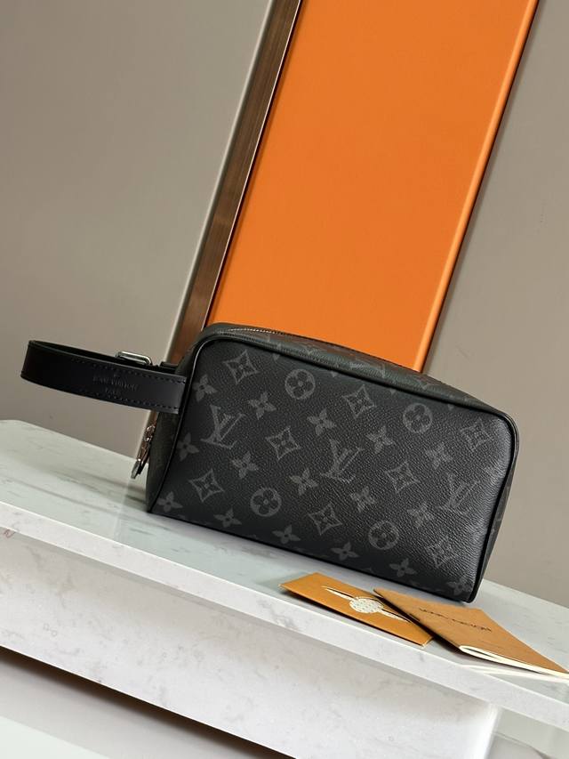 顶级原单 M83113 黑花！ 化妆包 Locker Dopp Kit兼備現代的時尚風格及路易威登標誌性的典雅格調，以品牌經典的Monogram Eclipse