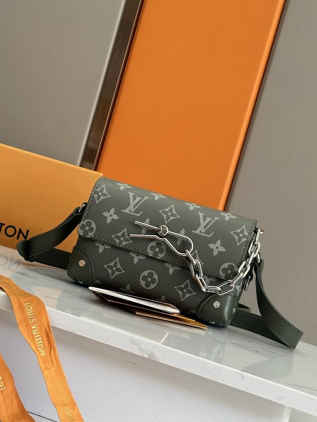 顶级原单原版开发,全钢五金 本款 Steamer 迷你手袋融合 Monogram Eclipse Reverse 帆布和牛皮革饰边,释放悠然夏日气息。可调节肩带 顶级原单原版开发,全钢五金 本款 Steamer 迷你手袋融合 Monogram Eclipse Reverse 帆布和牛皮革饰边,释放悠然夏日气息。可调节肩带