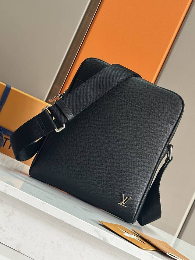 顶级原单M30265 ］Alex 小号邮差包 Alex 小号邮差包取材路易威登经典 Taga 皮革，自由穿梭于正式与休闲场合。无瑕设计功能齐备：内里可容纳一台