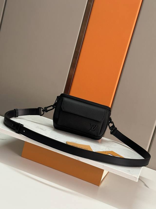 顶级原单原版开发,全钢五金本款 Pilot 迷你手袋以粒面牛皮革塑造圆润构型,为日常出行提供潮流之选。拉链主隔层确保稳妥收纳,前袋方便取放手机或钥匙等小型物件。 顶级原单原版开发,全钢五金本款 Pilot 迷你手袋以粒面牛皮革塑造圆润构型,为日常出行提供潮流之选。拉链主隔层确保稳妥收纳,前袋方便取放手机或钥匙等小型物件。