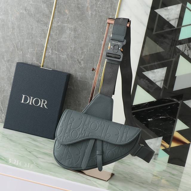 马鞍包 深灰色Dior Gravity印花效果皮革和深灰色粒面牛皮革 40,000 编号:1Adpo093Llg_H830 尺寸：26-19-4.5厘米 这款马