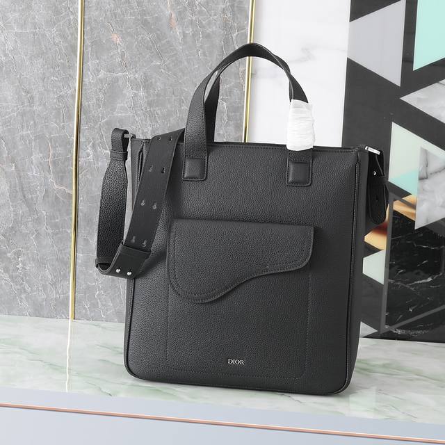 这款马鞍手袋以时尚优雅的轮廓彰显经典魅力。采用黑色粒面牛皮革精心制作,主隔层宽敞,正面翻盖口袋彰显标志性的马鞍轮廓。搭配顶部手柄和可调节肩带,可手提或肩背。 型 这款马鞍手袋以时尚优雅的轮廓彰显经典魅力。采用黑色粒面牛皮革精心制作,主隔层宽敞,正面翻盖口袋彰显标志性的马鞍轮廓。搭配顶部手柄和可调节肩带,可手提或肩背。 型