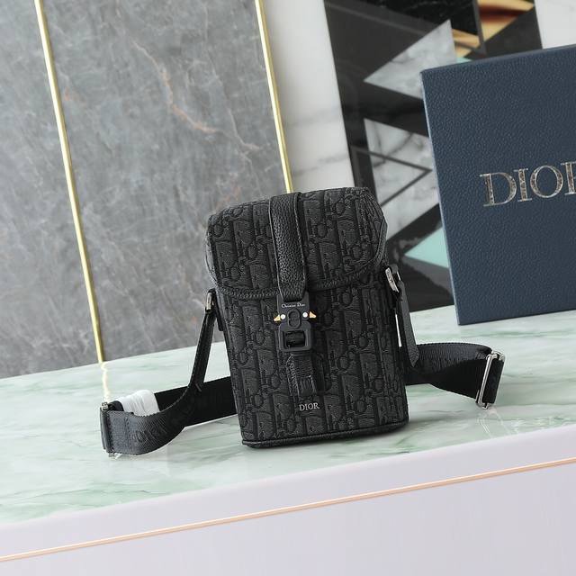 编号:2Htca544Yky_H03E 这款竖版翻盖信使包是二零二五夏季男装系列新品,现代时尚的设计充分突显 Dior 的高订风格,提升Dior Hit The 编号:2Htca544Yky_H03E 这款竖版翻盖信使包是二零二五夏季男装系列新品,现代时尚的设计充分突显 Dior 的高订风格,提升Dior Hit The