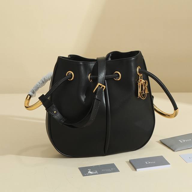 这款 Dior Nolita 手袋是二零二四秋季成衣系列新品，以时尚高雅的廓形重新诠释 Dior 的现代优雅气质。采用黑色牛皮革精心制作，饰以蓝布配牛皮顶部手柄