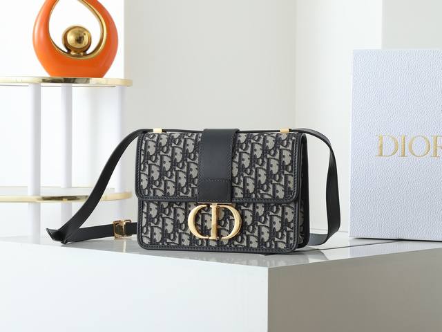 这款 30 Montaigne 手袋采用蓝色 Oblique 印花面料精心制作，经典优雅的设计提升该系列的格调。翻盖饰以复古金色饰面金属 Cd 扣环，灵感源自