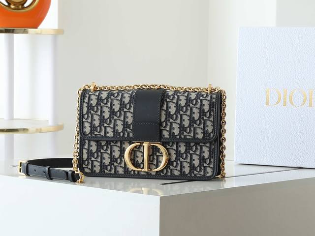 Montaigne 链条包 M9208 M 30 Montaigne 产品系列灵感源自蒙田大道三十号，彰显经典标识。这款手袋采用提花面料 Oblique 印花精