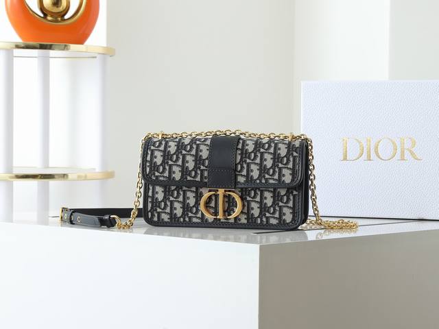 这款 30 Montaigne 链条包 M9334 这款链条包款式经典优雅，令 30 Montaigne 系列更加丰富。采用蓝色提花面料精心制作，突显经典的 O