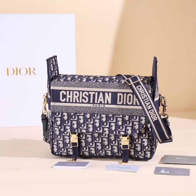 Dior新款邮差包中号,在经典信使包的基础上精心设计,融入 Dior 的标志性元素,打造休闲时尚的造型。通体饰以蓝色 Oblique 印花,搭配“Christi Dior新款邮差包中号,在经典信使包的基础上精心设计,融入 Dior 的标志性元素,打造休闲时尚的造型。通体饰以蓝色 Oblique 印花,搭配“Christi