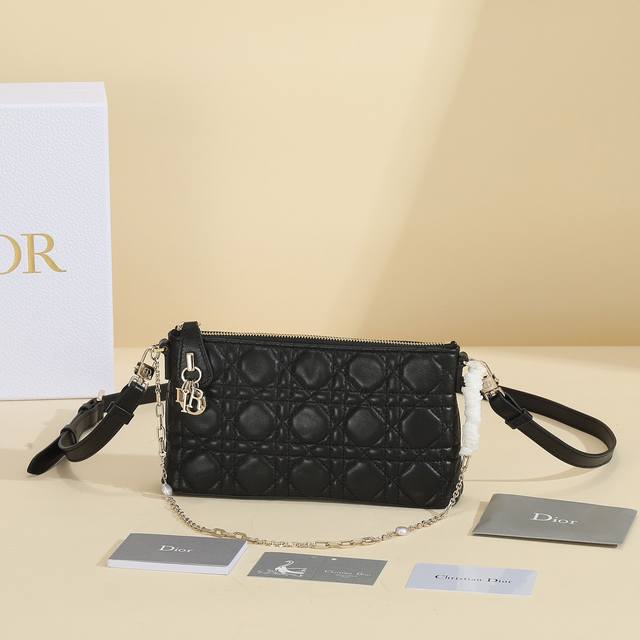 这款 Miss Dior Dior Midi 迷你手袋是二零二四早春系列新品,优雅实用的设计进一步丰富了此系列。采用饼干色羊皮革精心制作,饰以藤格纹缉面线。拉链 这款 Miss Dior Dior Midi 迷你手袋是二零二四早春系列新品,优雅实用的设计进一步丰富了此系列。采用饼干色羊皮革精心制作,饰以藤格纹缉面线。拉链