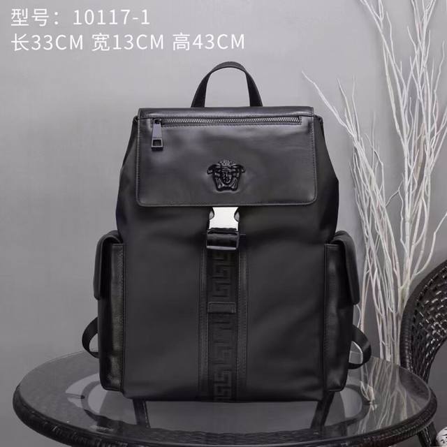 Versace范思哲 新款男士双肩背包，牛津防水布面料配小牛皮设计，背包版型完美上身效果超赞只因多看一眼就爱上了它，进口原布料配意大利小牛皮老工匠手工制作定制五