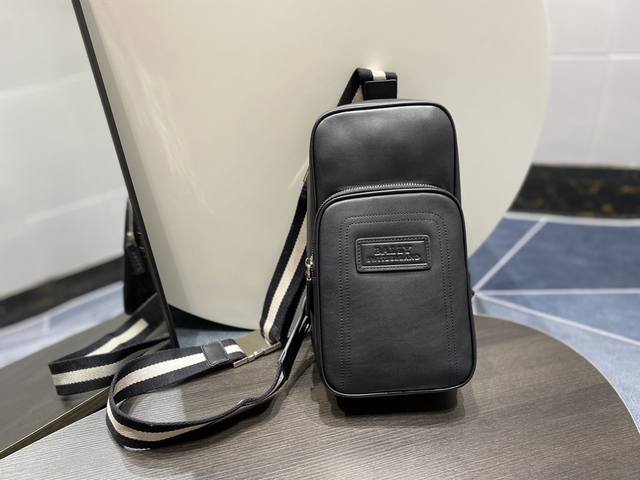 Bally巴利男士胸包 Size:15X9X31Cm 头层牛皮制作，定制五金配件，拉链开合既方便实用又增加安全感。正面饰有品牌Logo，可调节背带为品牌标志性的