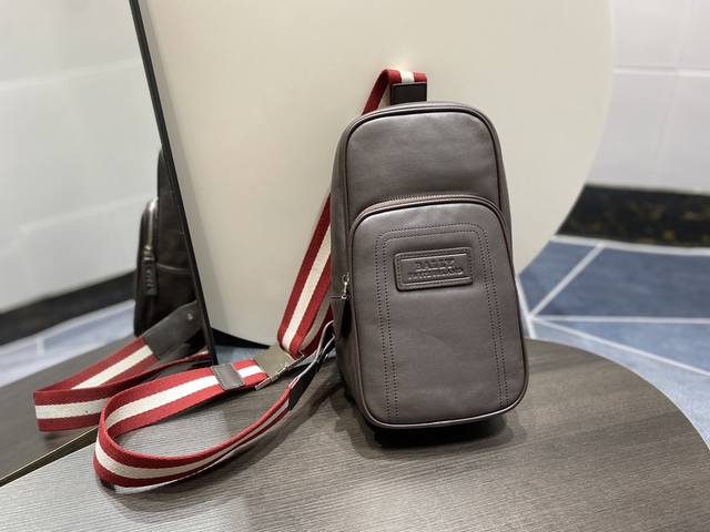 Bally巴利男士胸包 Size:15X9X31Cm 头层牛皮制作，定制五金配件，拉链开合既方便实用又增加安全感。正面饰有品牌Logo，可调节背带为品牌标志性的