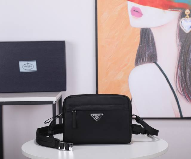 经典新款2Vh047 到货原单货采用进口尼龙材质，Saffiano皮革装饰，抛光钢表面金属配件，可调节的织物肩带，外面珐琅三角形徽标，内部徽标标识，顶部拉链封口