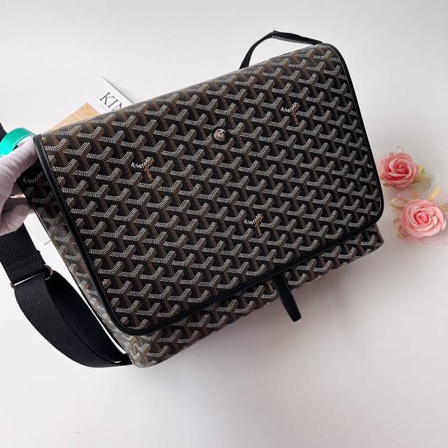 Capetien 邮差包可容纳 A4 尺寸的文件、平板电脑和手提电脑。它配备一条可调节长度的固定肩带。其闭合方式可安全地固定内装物,内部和外部空间设计合理,具有 Capetien 邮差包可容纳 A4 尺寸的文件、平板电脑和手提电脑。它配备一条可调节长度的固定肩带。其闭合方式可安全地固定内装物,内部和外部空间设计合理,具有